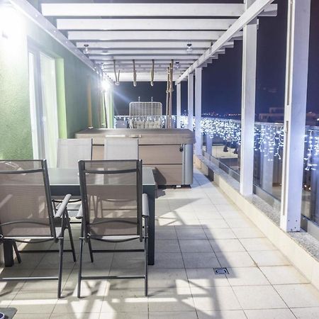 White Dream Penthouse With Jacuzzi Apartment Brasov Exterior photo
