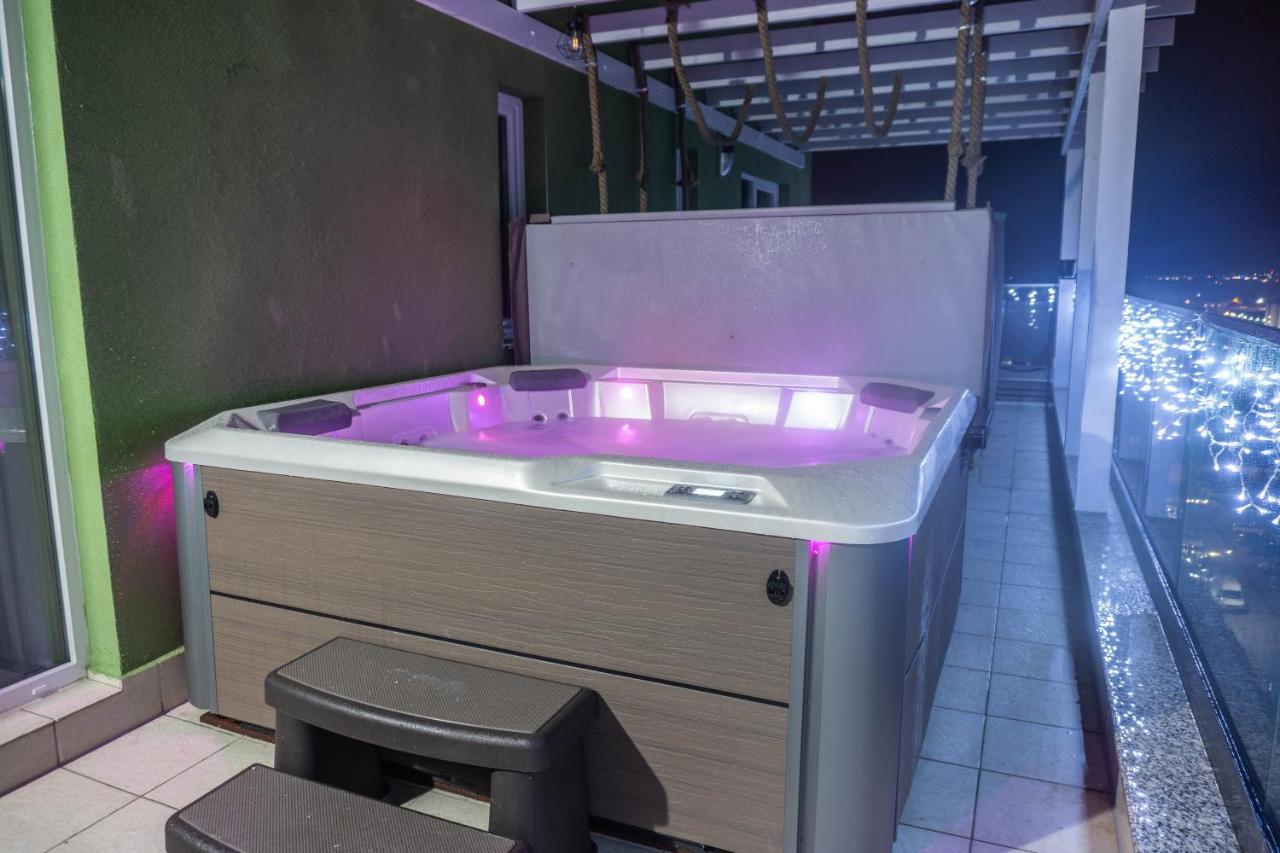 White Dream Penthouse With Jacuzzi Apartment Brasov Exterior photo