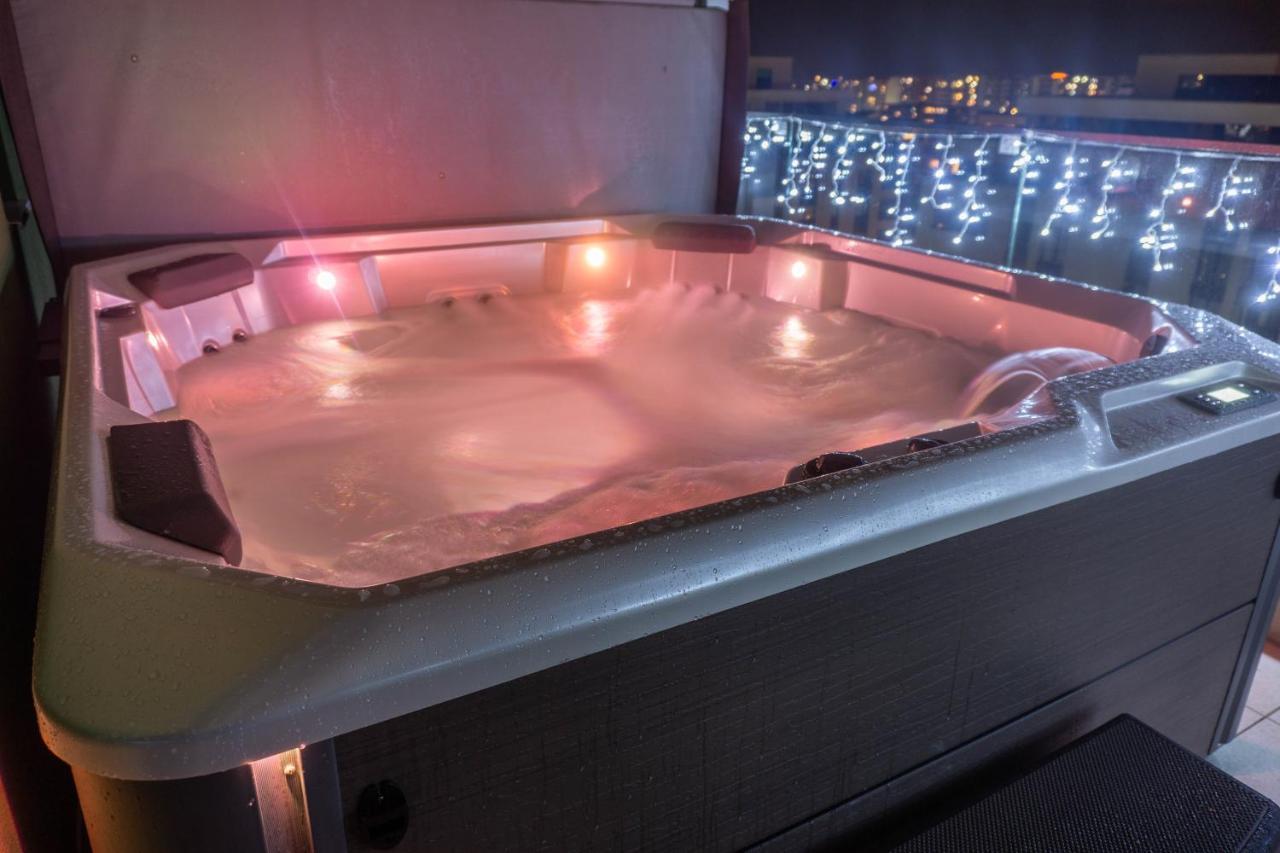 White Dream Penthouse With Jacuzzi Apartment Brasov Exterior photo