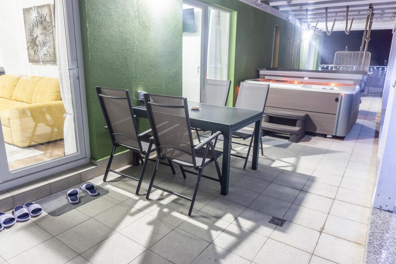 White Dream Penthouse With Jacuzzi Apartment Brasov Exterior photo