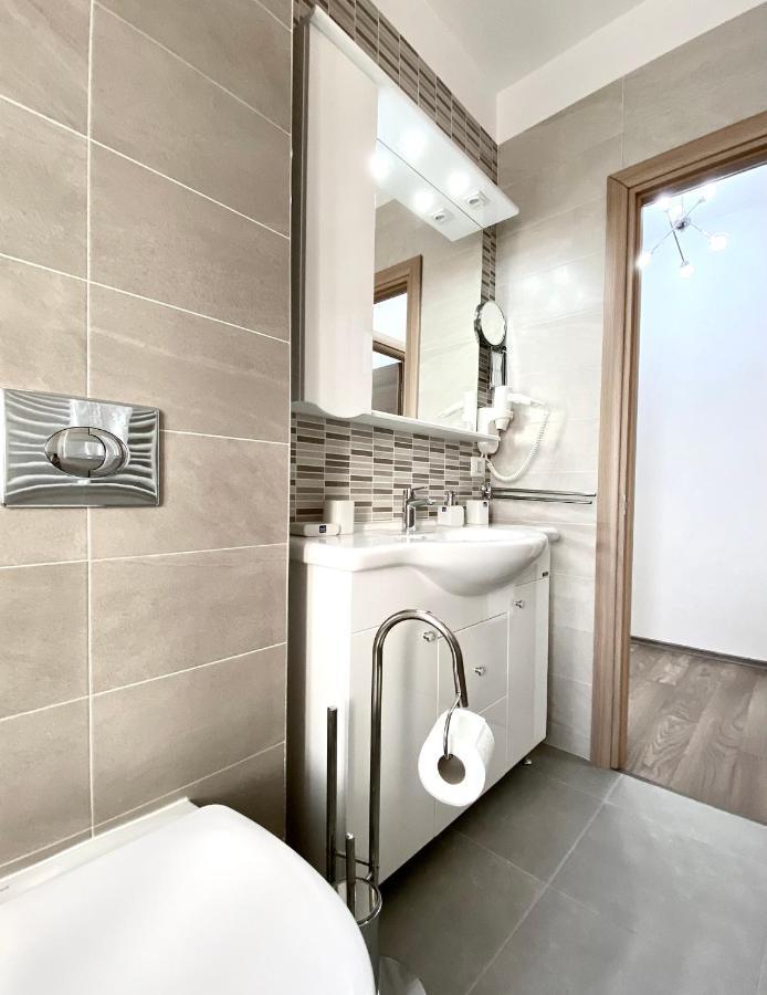 White Dream Penthouse With Jacuzzi Apartment Brasov Exterior photo